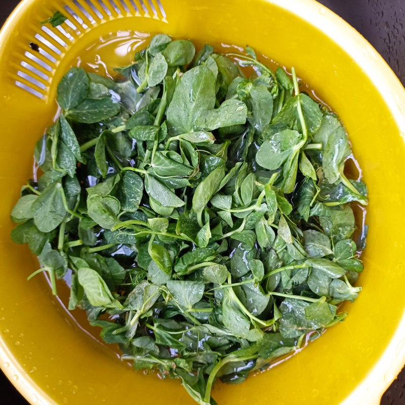 Step-by-Step Cooking Instructions for Snow Pea Shoots with Chicken Breast