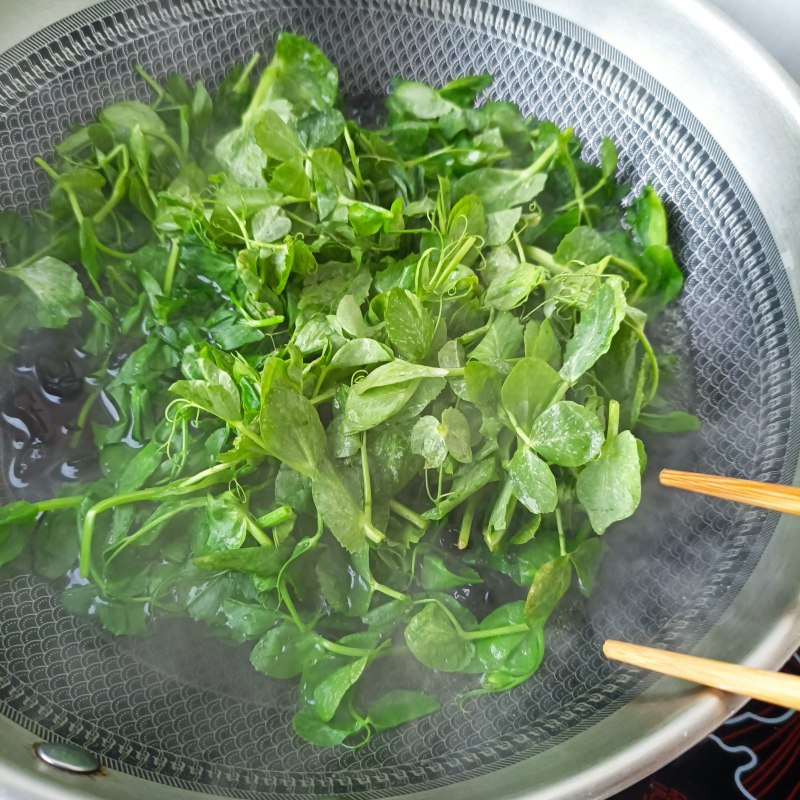 Step-by-Step Cooking Instructions for Snow Pea Shoots with Chicken Breast