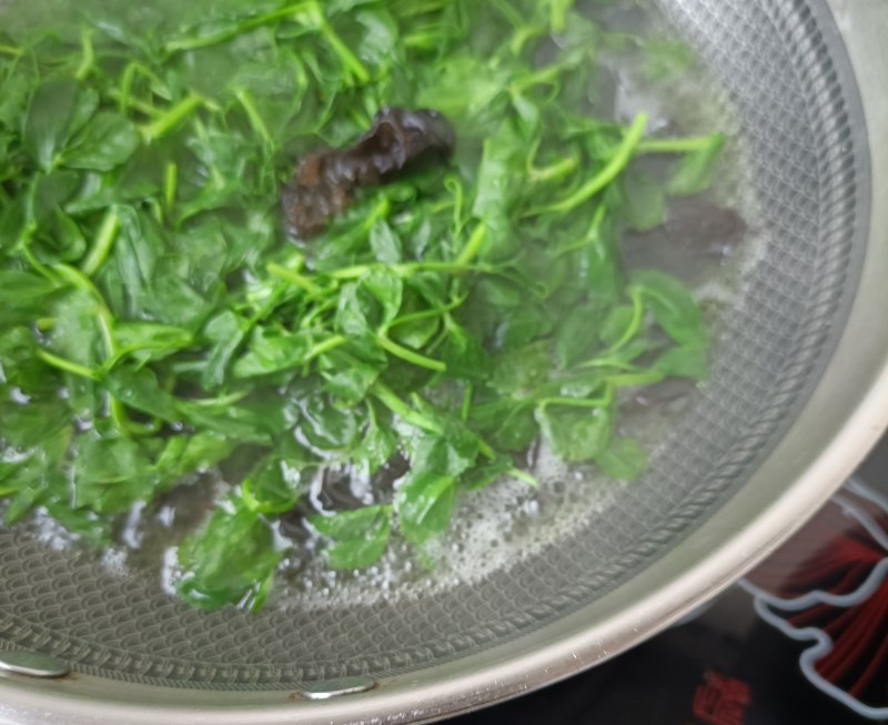 Step-by-Step Cooking Instructions for Snow Pea Shoots with Chicken Breast