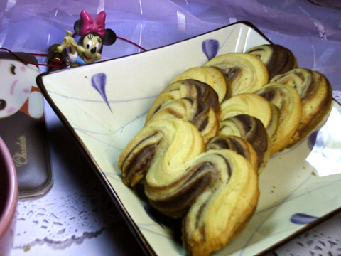 Two-color Curve Pastry