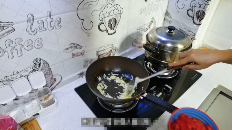 Steps for cooking Tomato and Egg Cat Ear Noodles