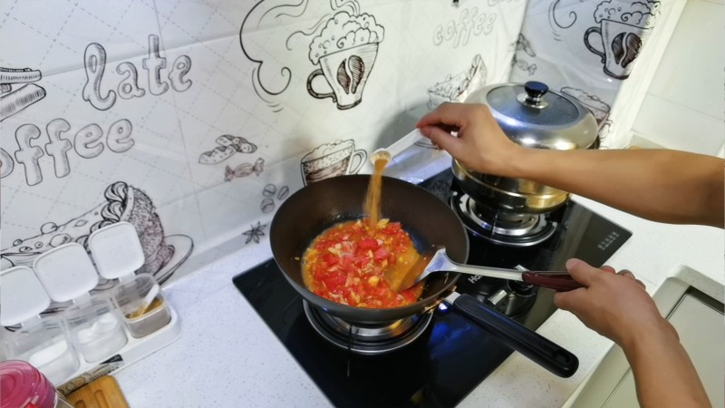 Steps for cooking Tomato and Egg Cat Ear Noodles