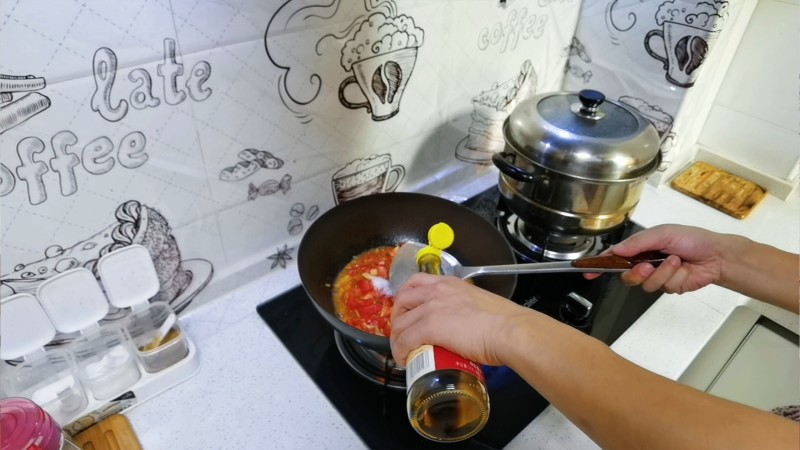 Steps for cooking Tomato and Egg Cat Ear Noodles