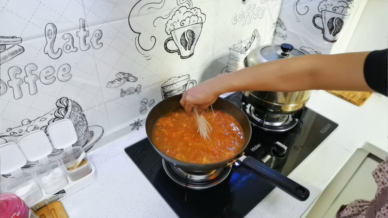 Steps for cooking Tomato and Egg Cat Ear Noodles