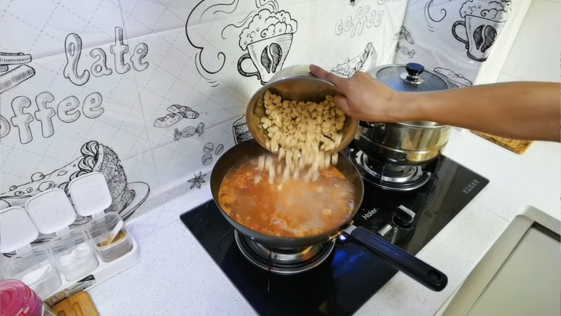 Steps for cooking Tomato and Egg Cat Ear Noodles