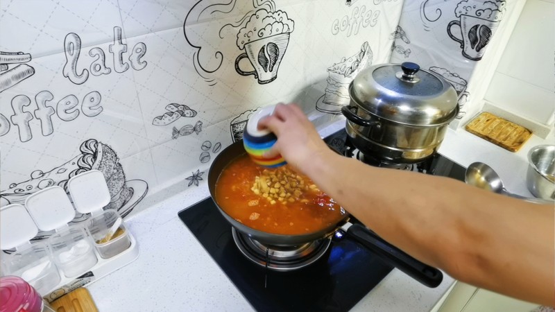 Steps for cooking Tomato and Egg Cat Ear Noodles