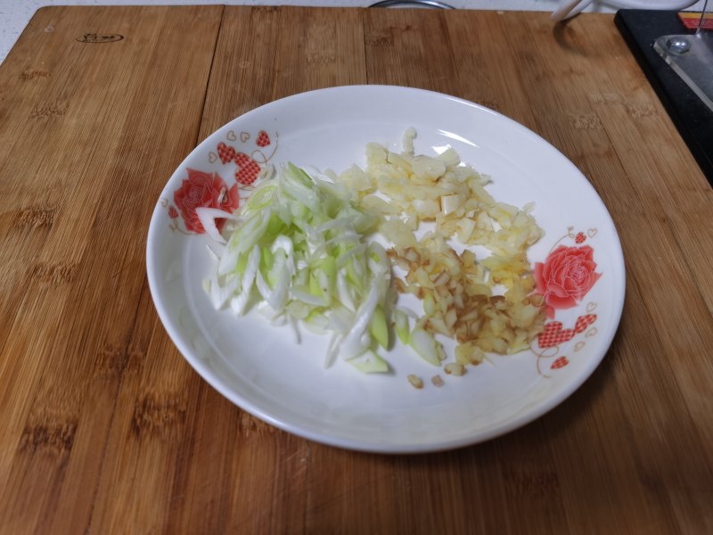 Steps for cooking Tomato and Egg Cat Ear Noodles