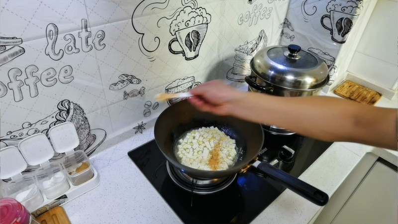 Steps for cooking Tomato and Egg Cat Ear Noodles