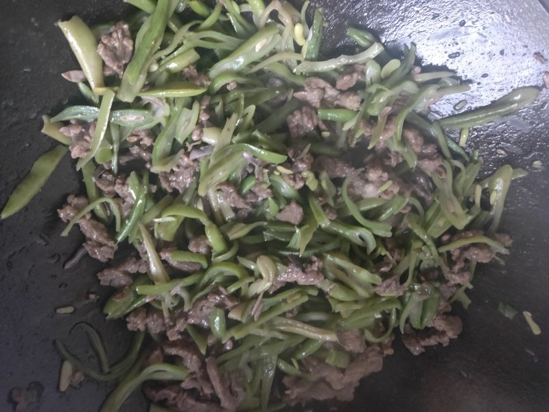 Detailed Steps for Cooking Easy and Delicious Green Bean and Beef Stir Fry