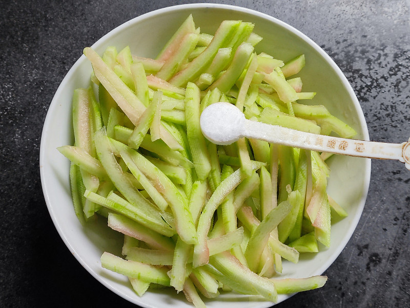 Steps for Making Egg Dry-Fried Watermelon Rind