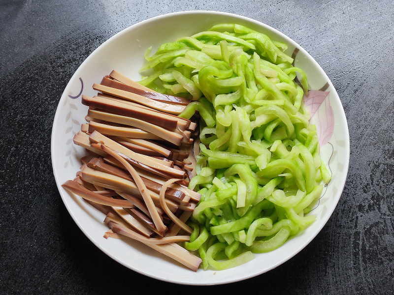 Steps for Making Egg Dry-Fried Watermelon Rind