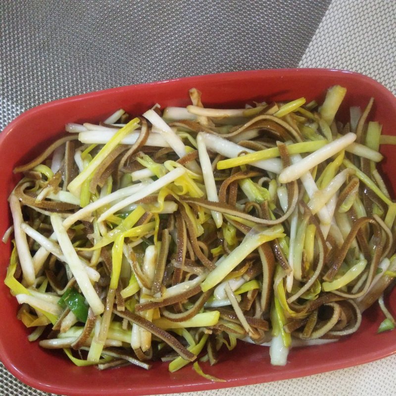 Stir-fried Garlic Sprouts and Dried Tofu Shreds