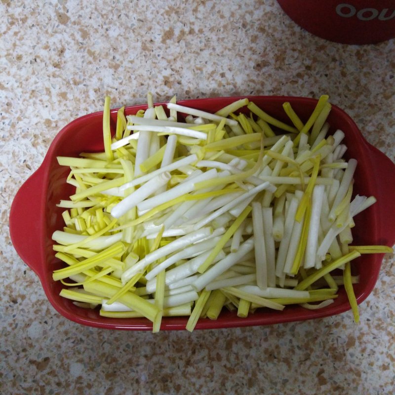 Steps for Making Stir-fried Garlic Sprouts and Dried Tofu Shreds