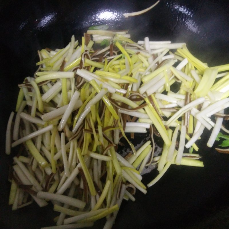 Steps for Making Stir-fried Garlic Sprouts and Dried Tofu Shreds