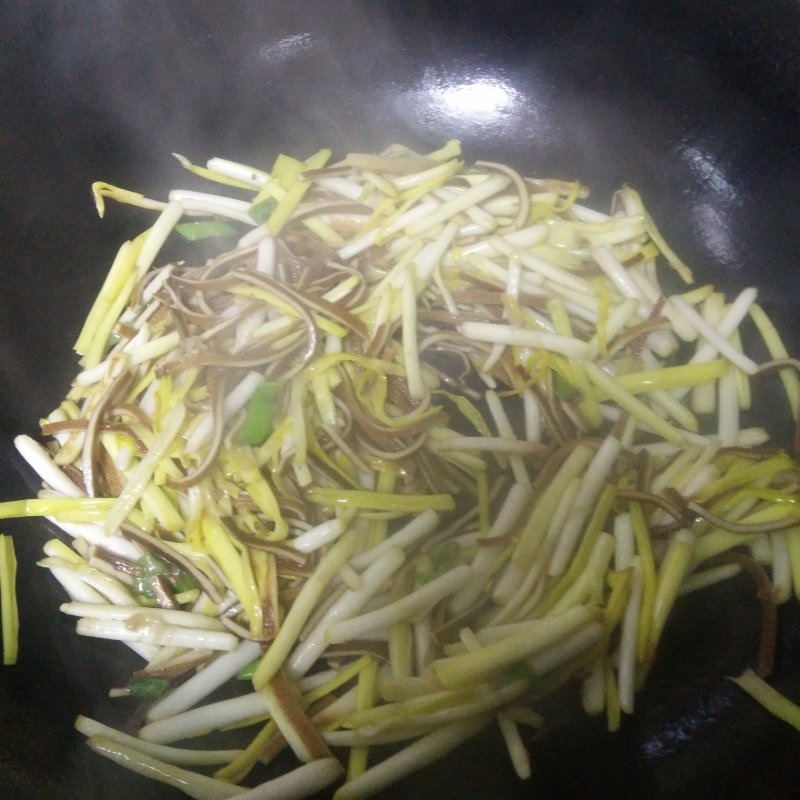 Steps for Making Stir-fried Garlic Sprouts and Dried Tofu Shreds