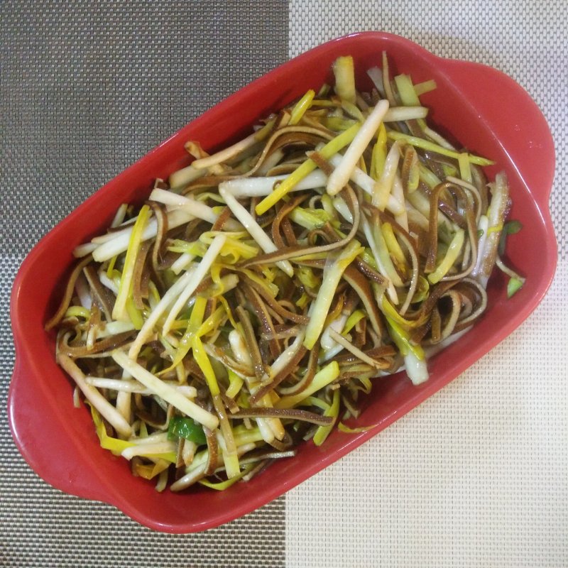 Steps for Making Stir-fried Garlic Sprouts and Dried Tofu Shreds