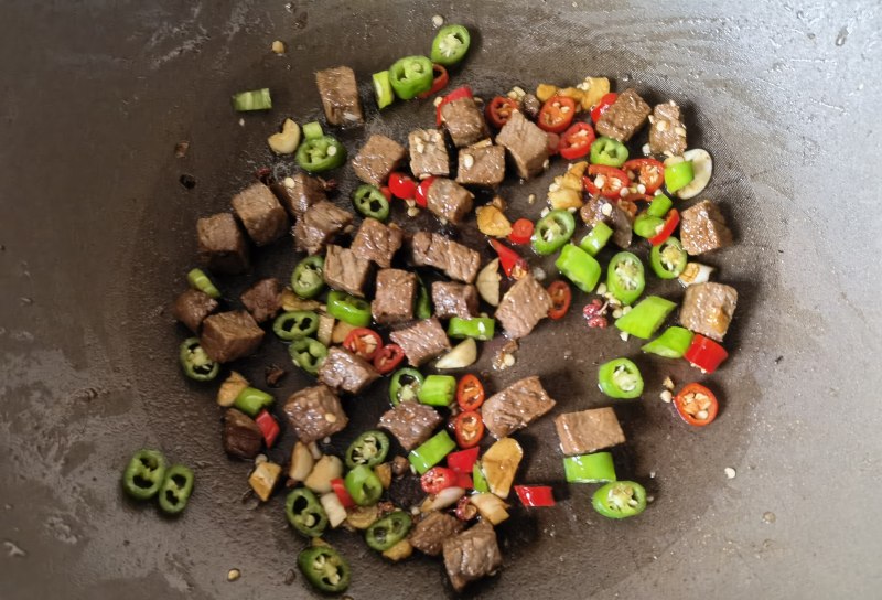 Steps for Making Green and Red Pepper Beef Fried Rice