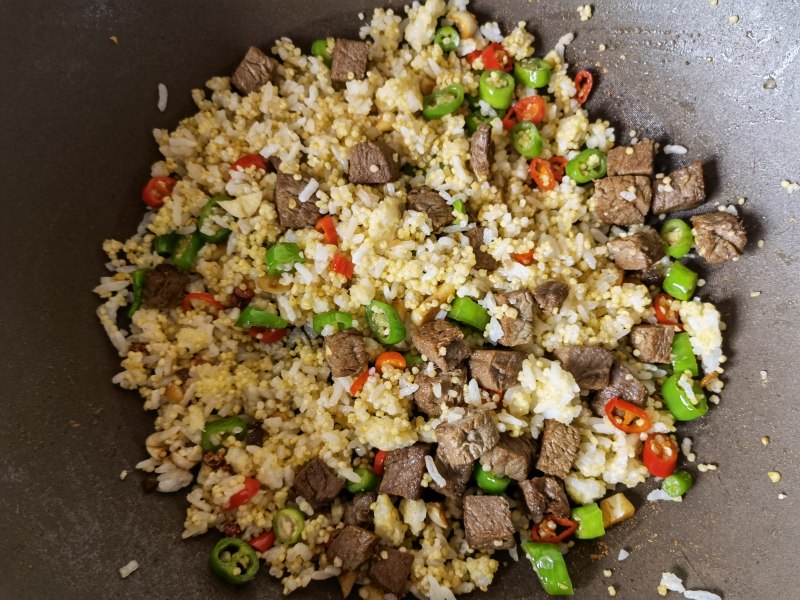 Steps for Making Green and Red Pepper Beef Fried Rice