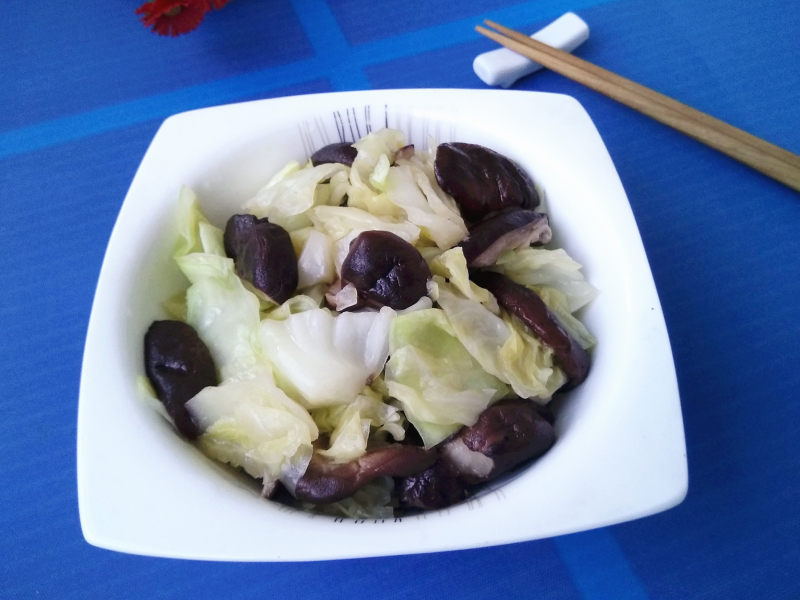 Stir-fried Round Cabbage with Shiitake Mushrooms