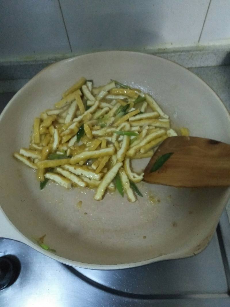 Steps for Making Stir-Fried Celery with Fried Tofu