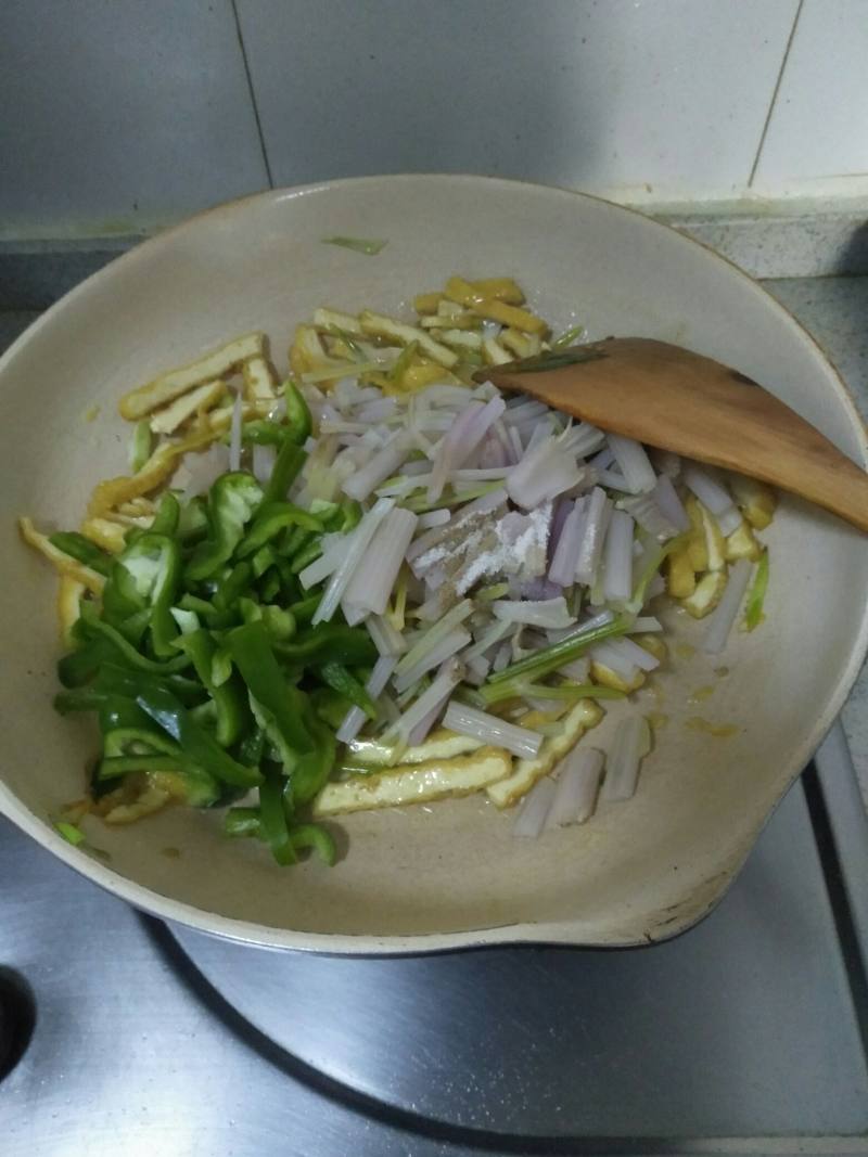 Steps for Making Stir-Fried Celery with Fried Tofu