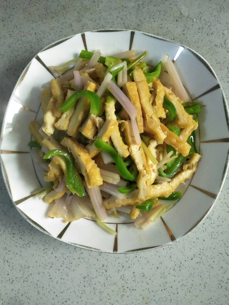 Steps for Making Stir-Fried Celery with Fried Tofu