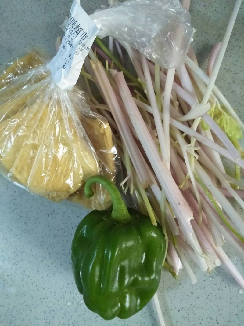 Steps for Making Stir-Fried Celery with Fried Tofu