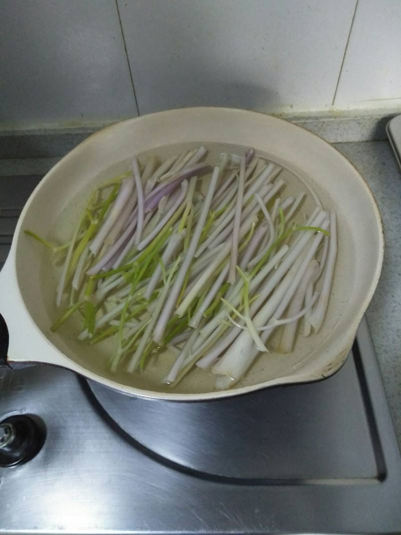 Steps for Making Stir-Fried Celery with Fried Tofu