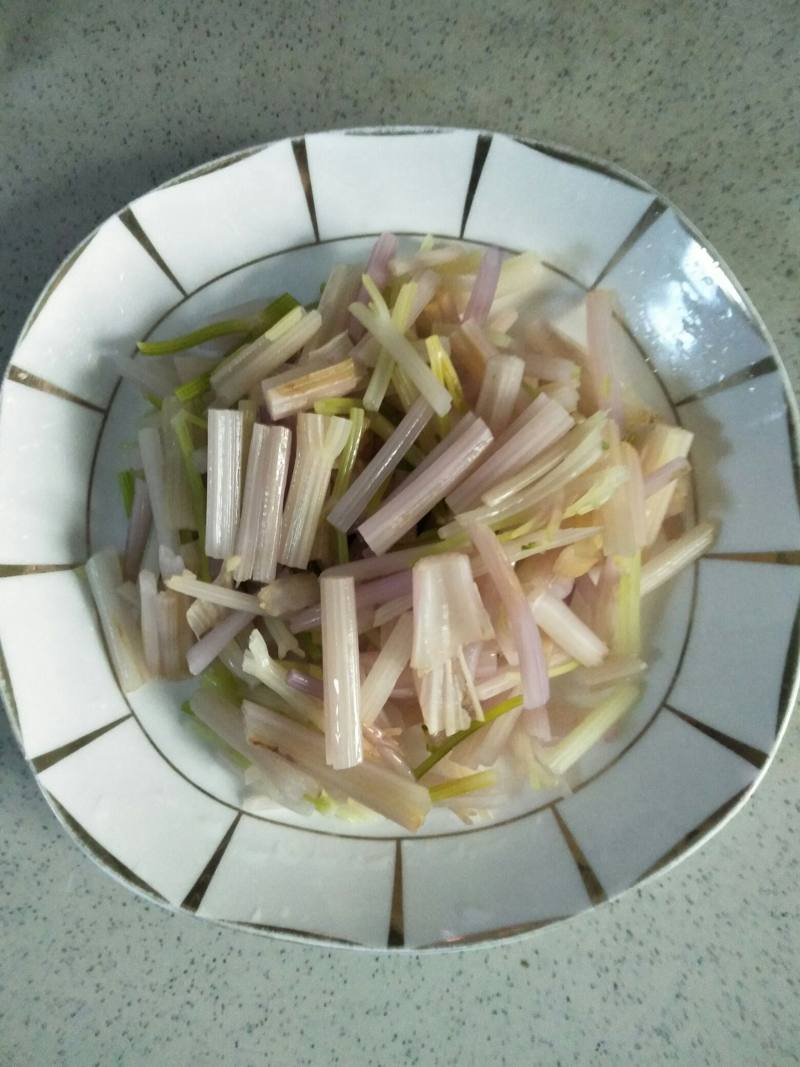 Steps for Making Stir-Fried Celery with Fried Tofu