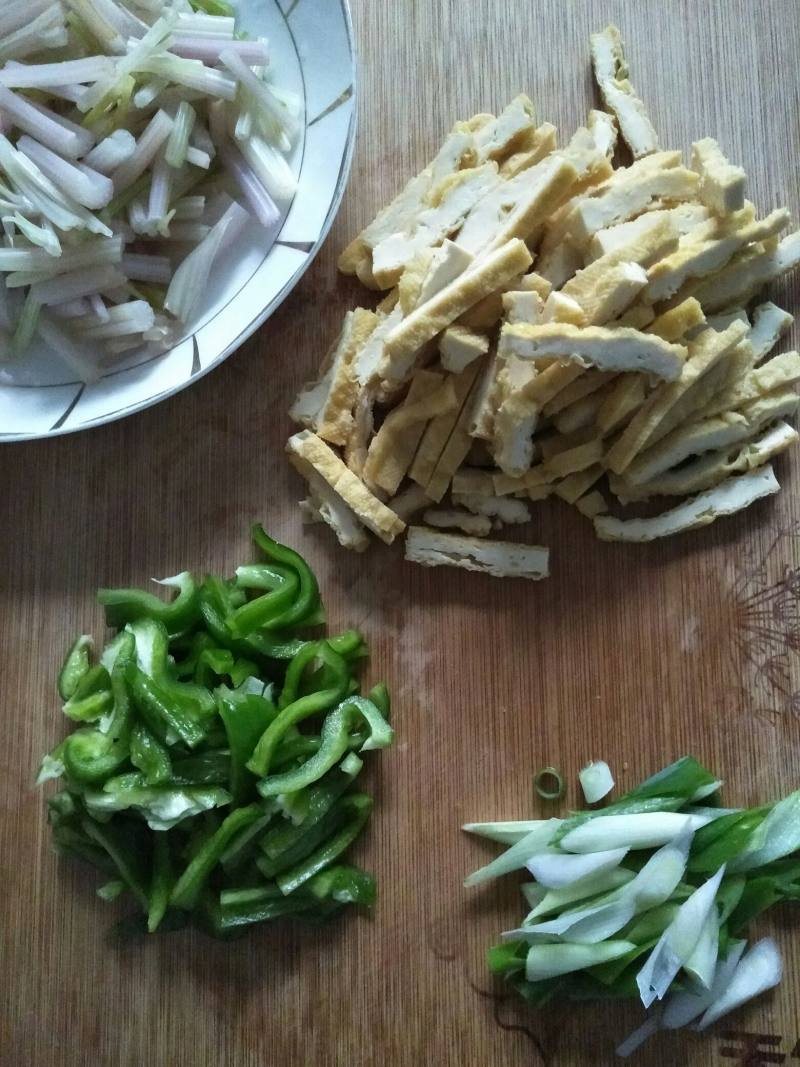 Steps for Making Stir-Fried Celery with Fried Tofu