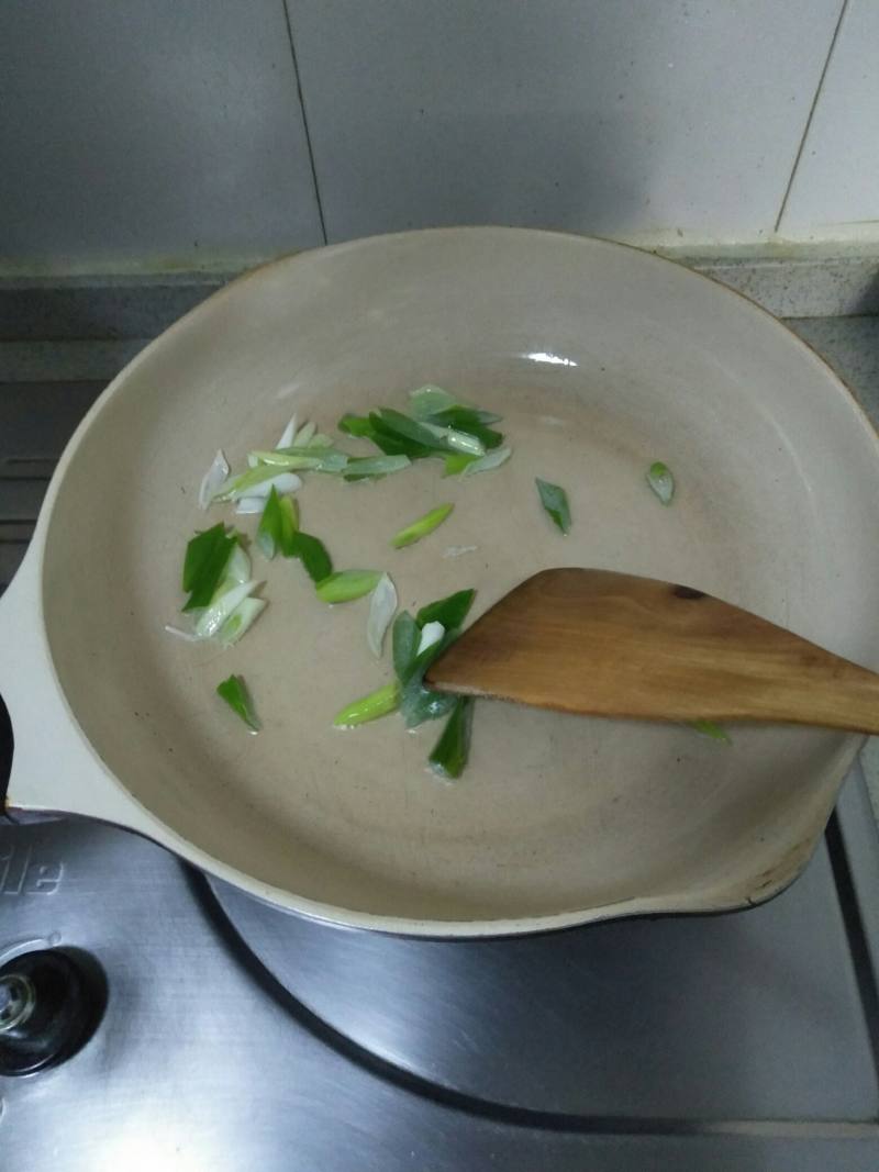 Steps for Making Stir-Fried Celery with Fried Tofu