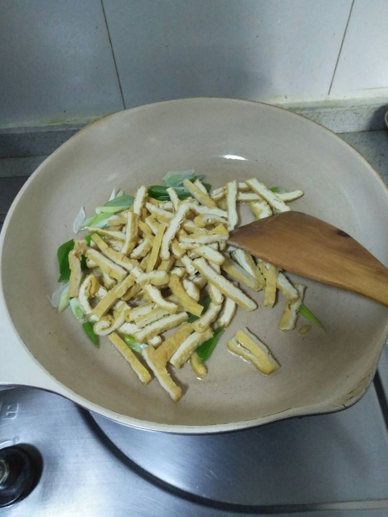 Steps for Making Stir-Fried Celery with Fried Tofu