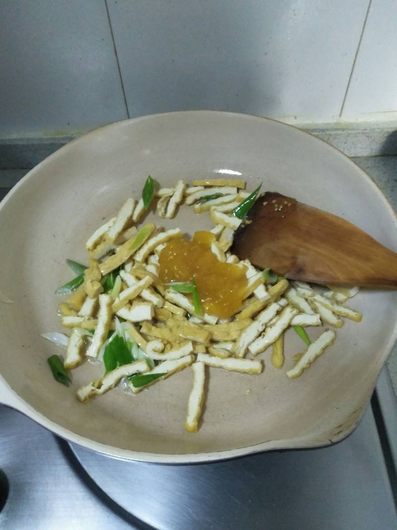 Steps for Making Stir-Fried Celery with Fried Tofu