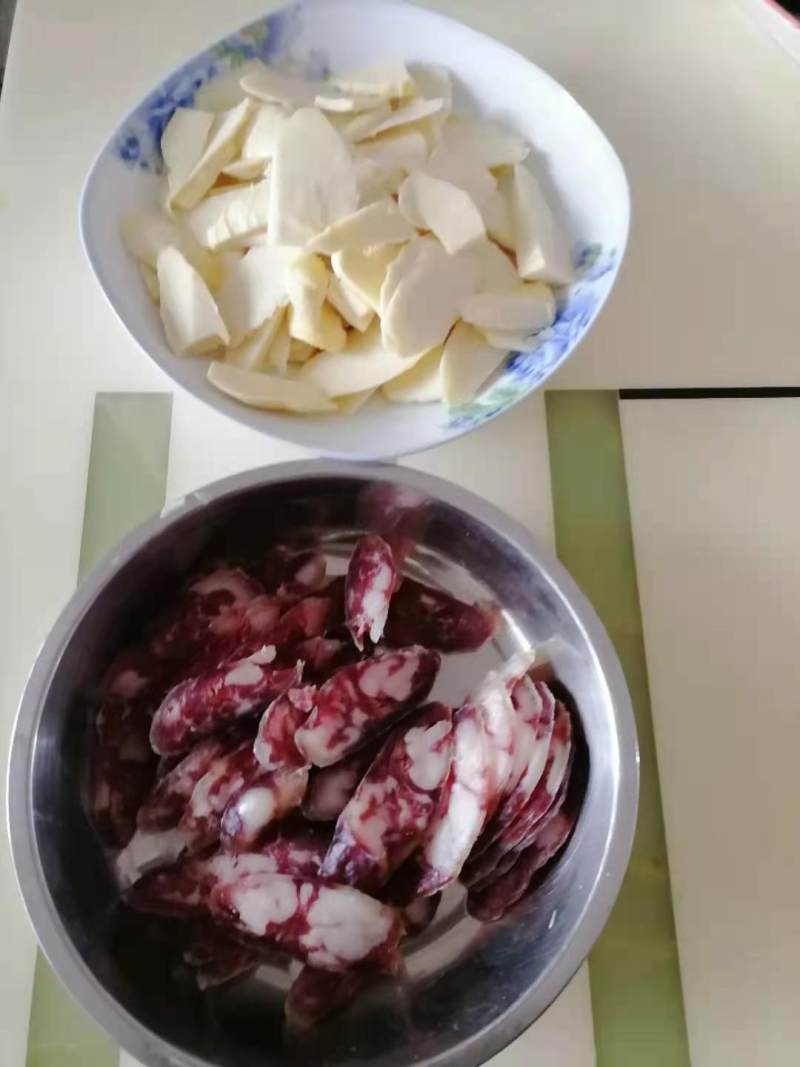 Steps for Making Winter Bamboo Shoots Stir-Fried with Chinese Sausage