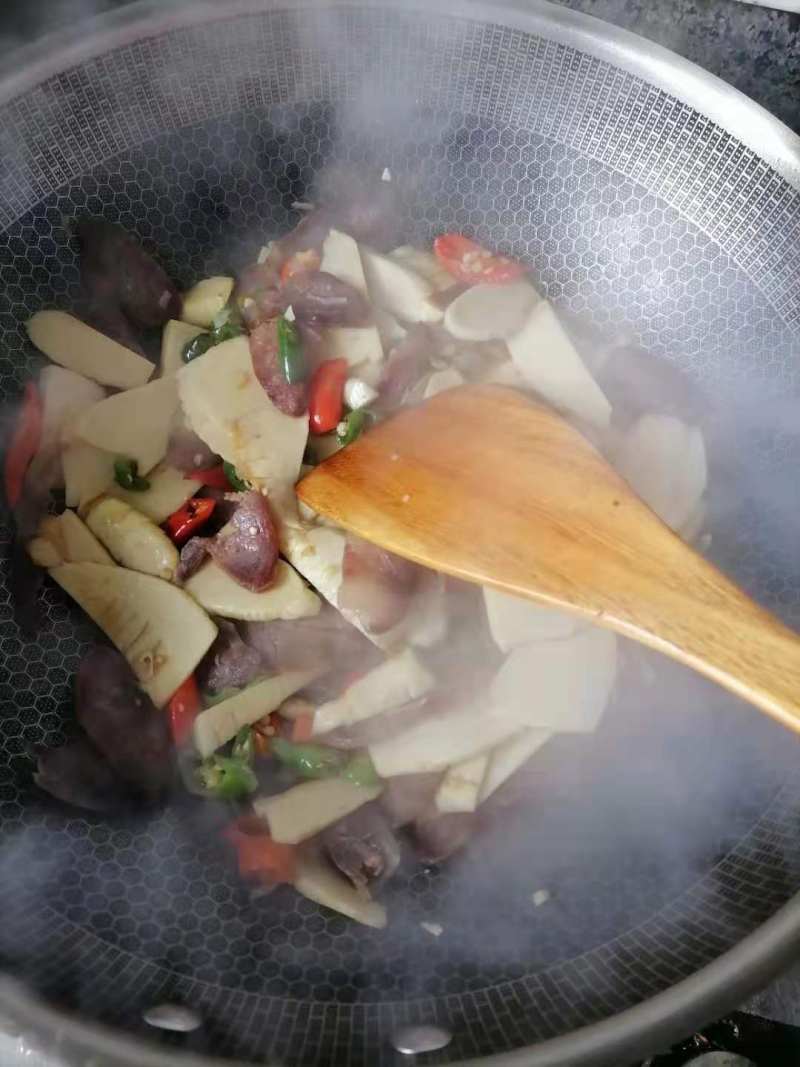 Steps for Making Winter Bamboo Shoots Stir-Fried with Chinese Sausage