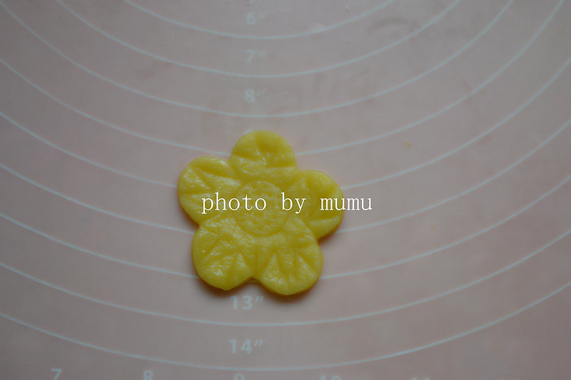 Steps for Making Sunflower Biscuits with Two Colors