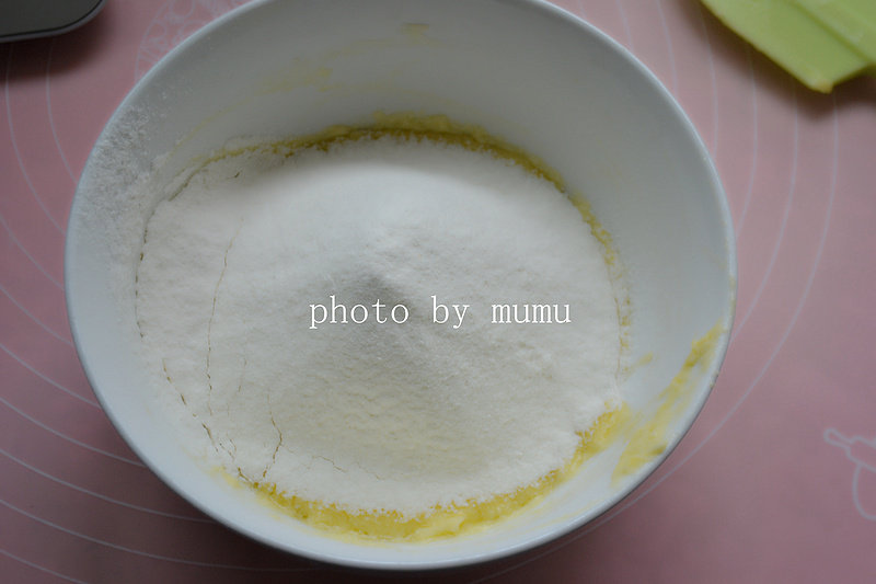 Steps for Making Sunflower Biscuits with Two Colors