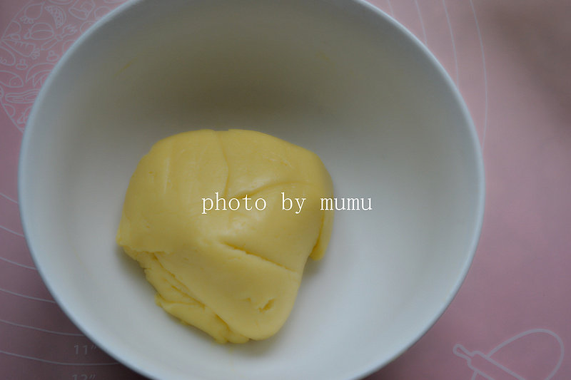 Steps for Making Sunflower Biscuits with Two Colors