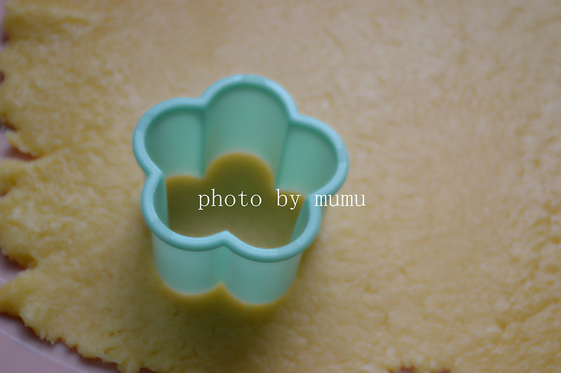 Steps for Making Sunflower Biscuits with Two Colors