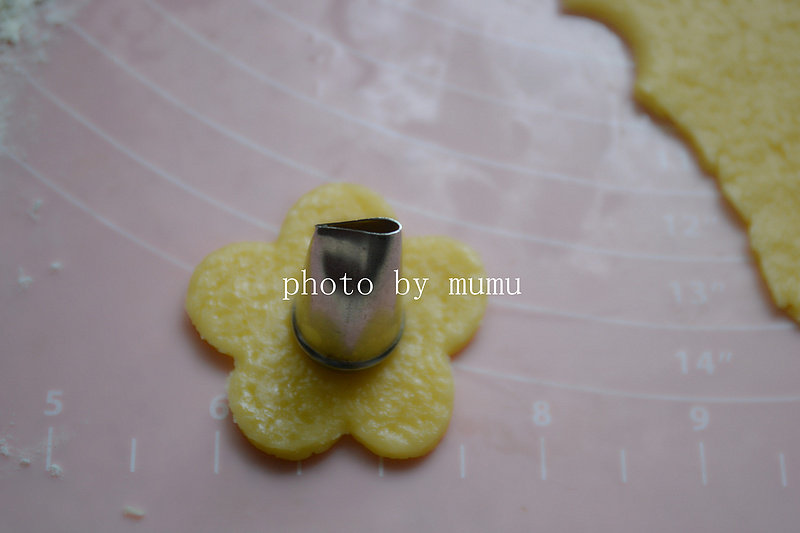 Steps for Making Sunflower Biscuits with Two Colors