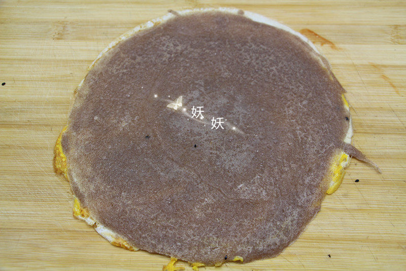 Steps for Making Brown Wheat Egg Pancake