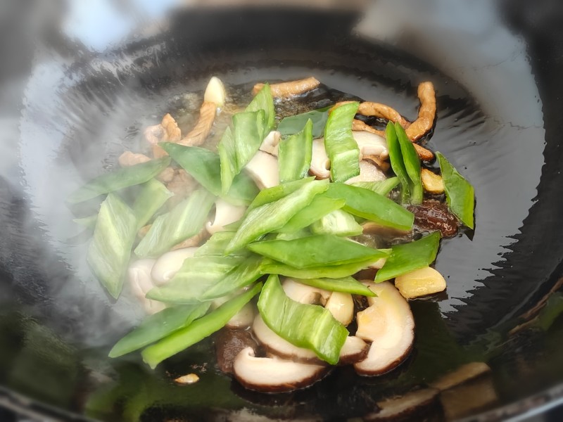 Steps for Stir-Fried Pork with Shiitake Mushrooms and Green Peppers