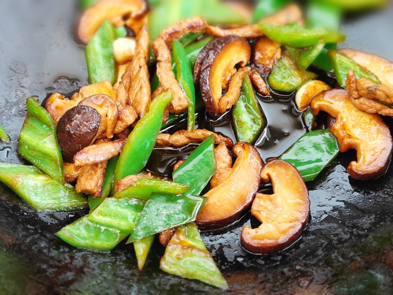 Steps for Stir-Fried Pork with Shiitake Mushrooms and Green Peppers