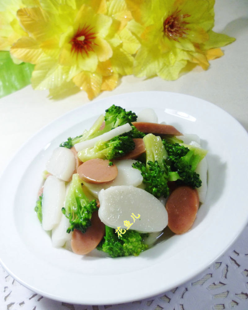 Broccoli and Beef Sausage Stir-Fried Rice Cake