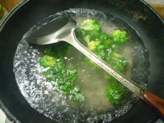 Steps for Making Broccoli and Beef Sausage Stir-Fried Rice Cake