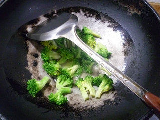 Steps for Making Broccoli and Beef Sausage Stir-Fried Rice Cake