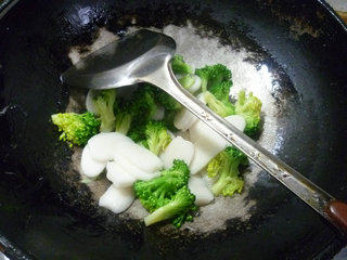 Steps for Making Broccoli and Beef Sausage Stir-Fried Rice Cake