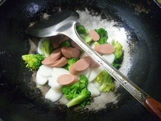 Steps for Making Broccoli and Beef Sausage Stir-Fried Rice Cake