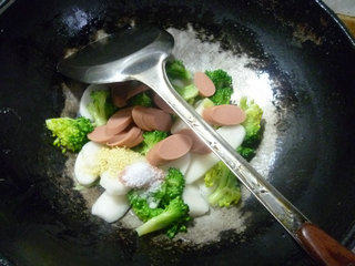 Steps for Making Broccoli and Beef Sausage Stir-Fried Rice Cake