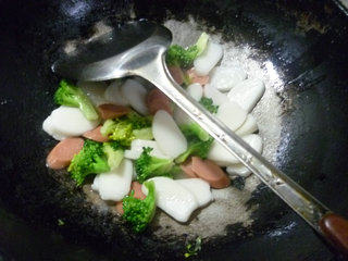 Steps for Making Broccoli and Beef Sausage Stir-Fried Rice Cake